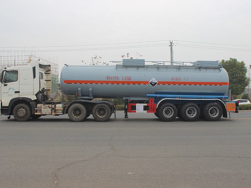 29立方半掛SCS9406GFW腐蝕性物品罐式運(yùn)輸半掛車(chē)
