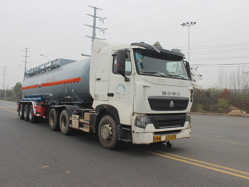 29立方半掛SCS9406GFW腐蝕性物品罐式運(yùn)輸半掛車(chē)