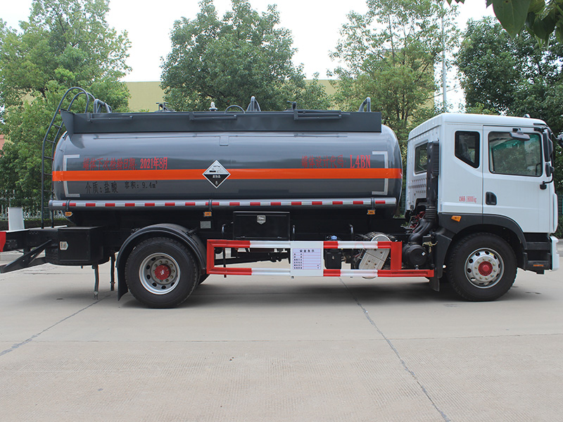 東風(fēng)D9多利卡9.4立方SCS5180GFWEQ6腐蝕性物品罐式運輸車