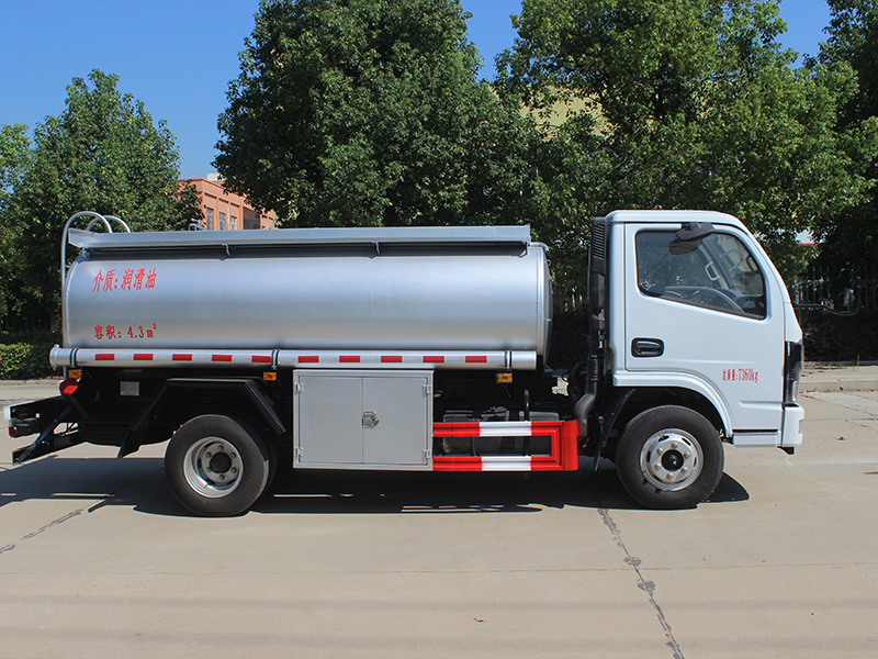 東風(fēng)多利卡4.3立方SCS5070GPGEQ6普通液體運(yùn)輸車(chē)