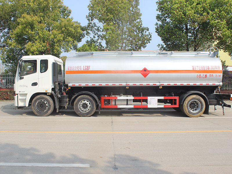 東風隨專19.9立方SCS5261GRYEQ6易燃液體罐式運輸車