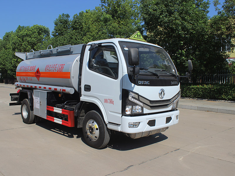 東風(fēng)多利卡4.3立方SCS5070GYYEQ6運(yùn)油車