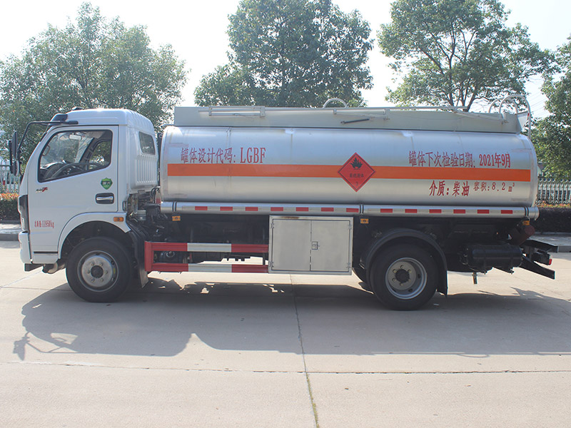 東風多利卡8.2立方SCS5120GYYEQ6運油車