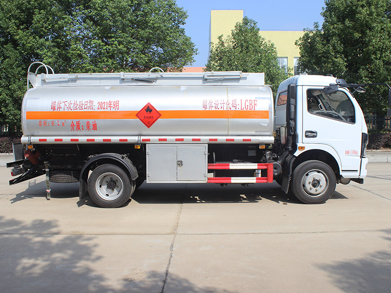 東風多利卡8.2立方SCS5120GYYEQ6運油車