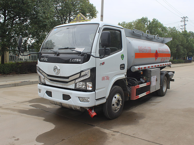 油罐車司機夏日不良行車習(xí)慣易帶來安全隱患