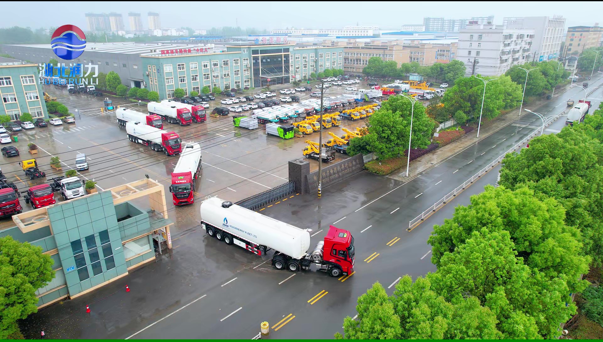 潤力公司十臺半掛車出口發車